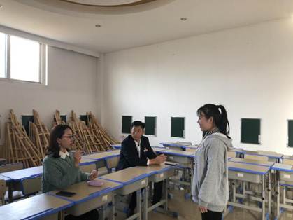 说明: 老师进行指导